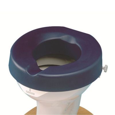 Réhausse WC coloré bleu installé sur une cuvette blanche standard